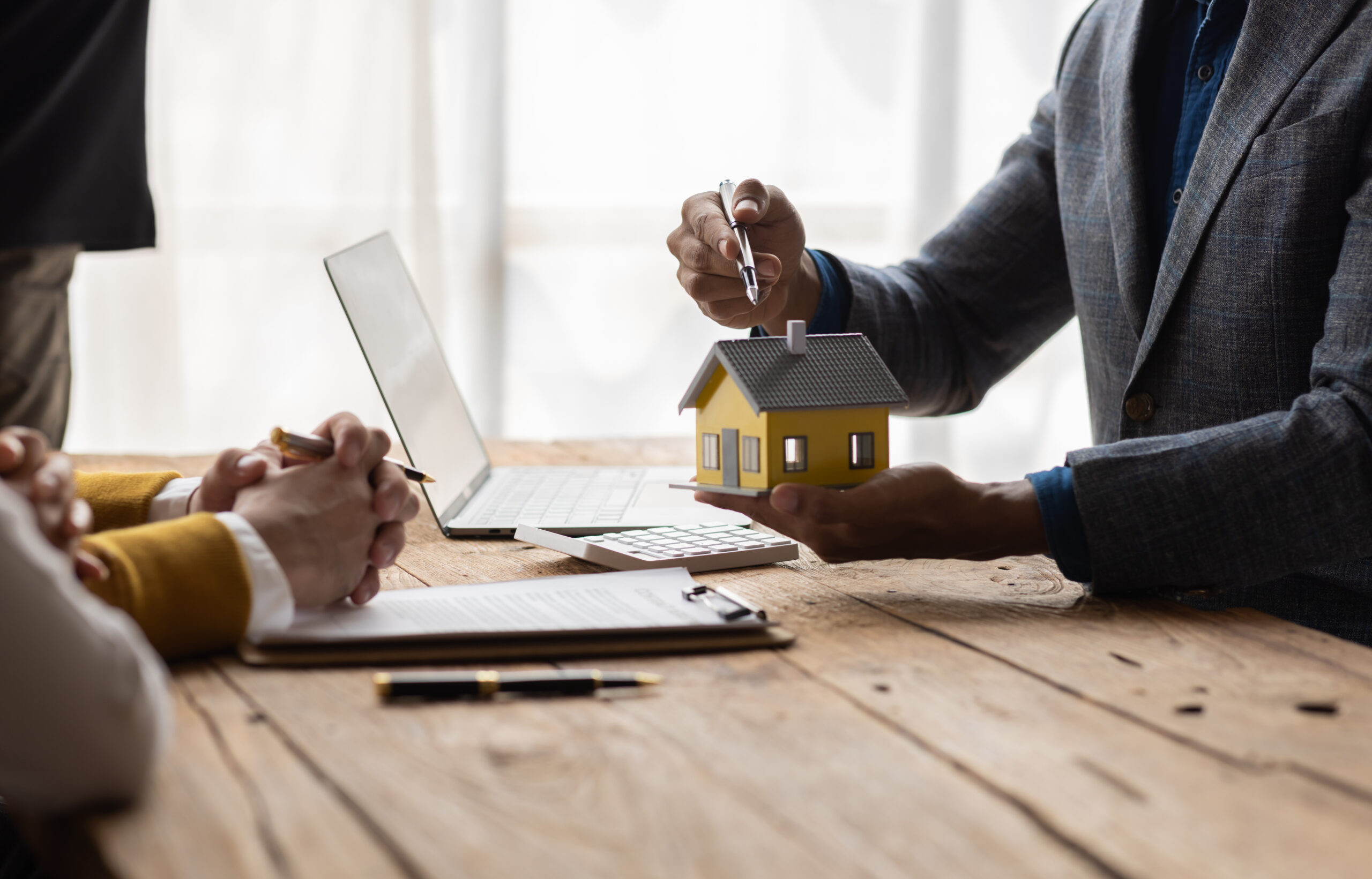 family-couple-consultations-with-a-lawyer-or-insur-2023-04-03-23-58-04-utc